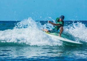 Ryan Helm surfea 2-min